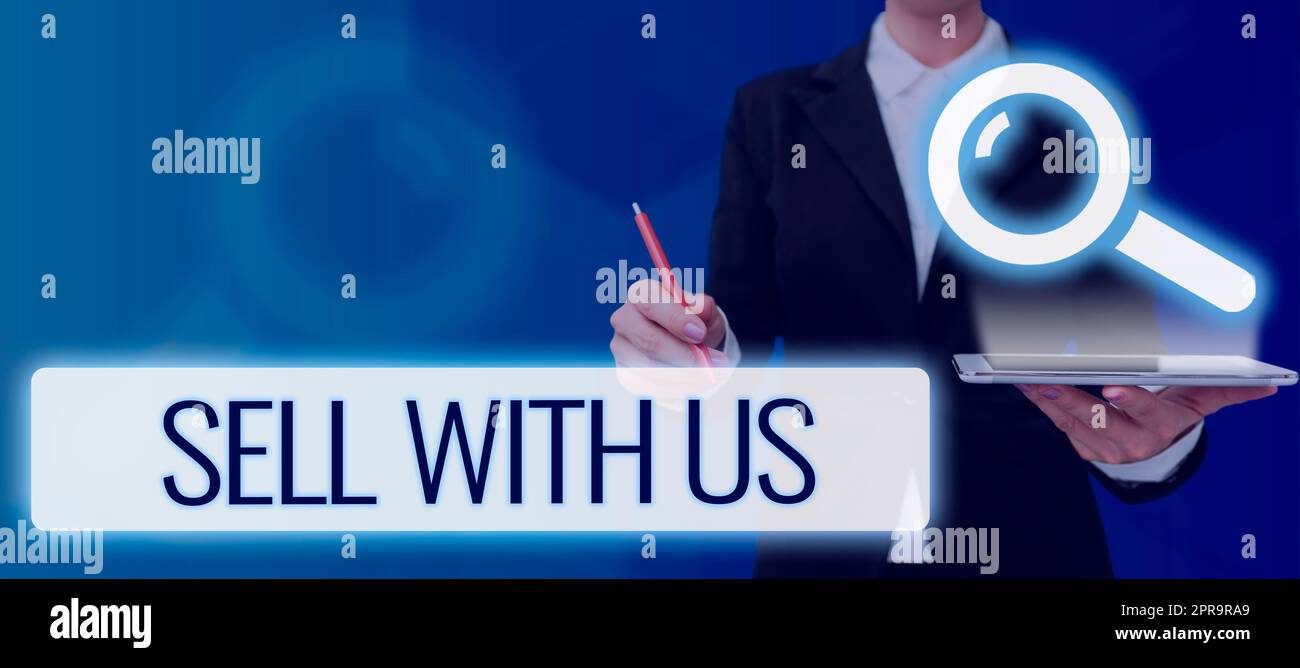 Inspiration für das Zeichen „Sell With US“. Geschäftsansatz Online-Verkaufsplattform sucht Verkäufer E-Commerce Frau mit Tablet und Stift über die Suchleiste für Daten und Ideen. Stockfoto