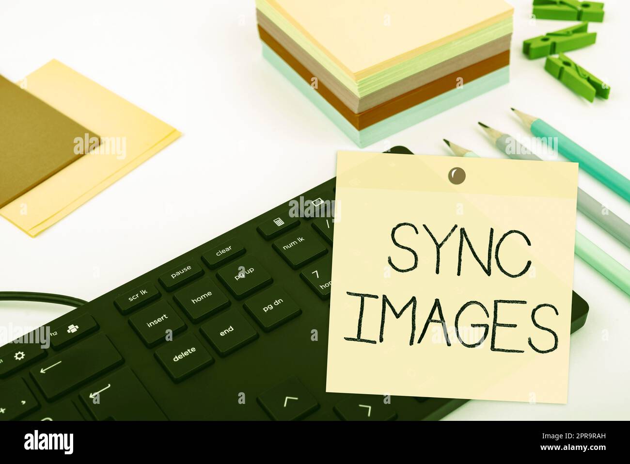 Konzeptionelle Bildunterschrift synchronisieren. Unternehmensübersicht Fotos auf allen Geräten identisch machen, auf die überall zugegriffen werden kann Computertastatur und Symbol.Informationsmedium für die Kommunikation. Stockfoto