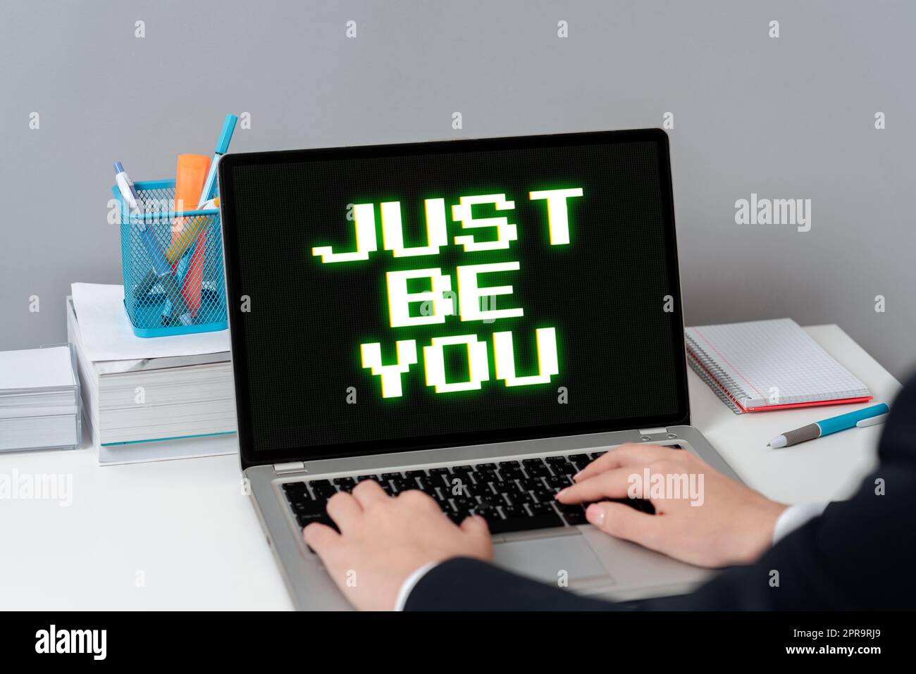 Konzeptionelle Darstellung ganz wie Sie. Geschäftsansatz Bleiben Sie authentisch einzigartig Motivation Inspiration Geschäftsfrau, die aktuelle Updates auf der Laptop-Tastatur am Schreibtisch eingibt. Stockfoto