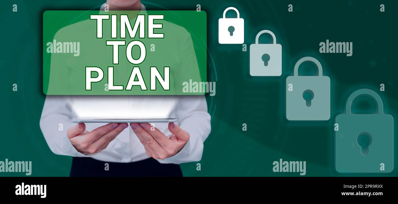 Inspiration mit Anzeige der Zeit für die Planung. Business Showcase Vorbereitung der Dinge Zubereiten andere Lösungen denken Frau mit Tablet präsentiert digitale Schlösser für den Netzwerkschutz. Stockfoto