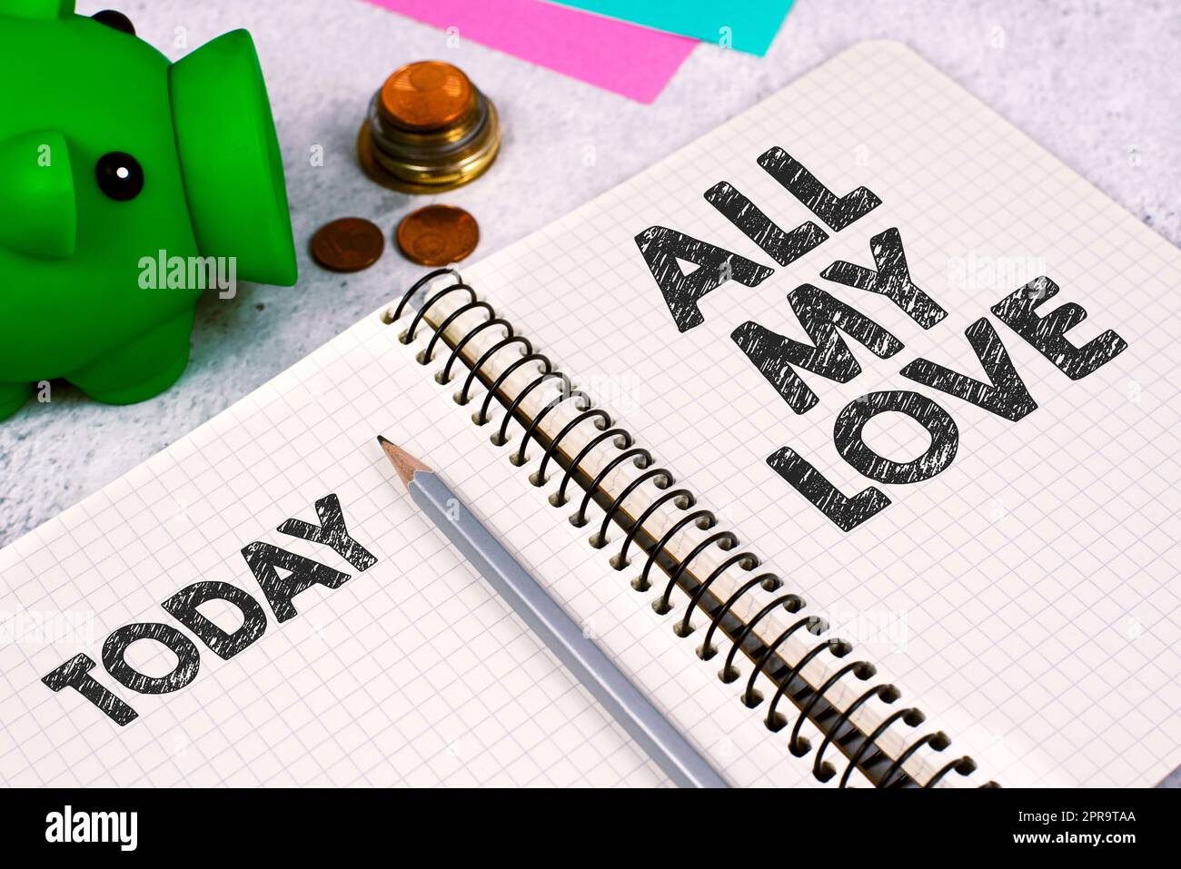 Text mit „Inspiration All My Love“. Ein Wort, das über die ganze Zuneigung und das gute Gefühl für Sie geschrieben wurde Romantik Glück wichtige Nachricht auf dem Notebook am Schreibtisch mit Geld, Stift, Notizen und Schweinekiste. Stockfoto