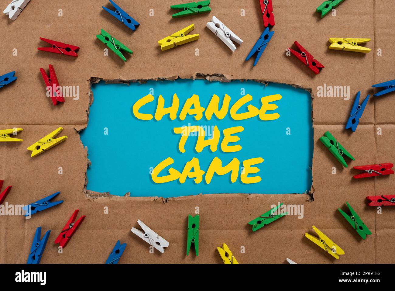 Konzeptionelle Darstellung Ändern Sie das Spiel. Business Showcase Make a Movement Führen Sie etwas anderes aus, neue Strategien wichtige Ideen, die unter zerrissener Pappe mit farbigen Haken geschrieben sind. Stockfoto