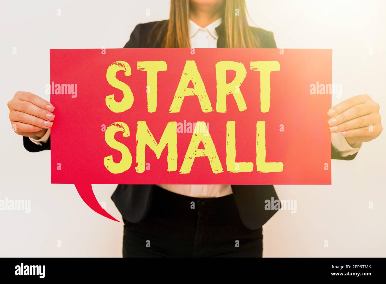 Text für Inspiration Start Small. Konzeptfoto kleine mittelständische Unternehmen gründen unternehmerische Initiative Geschäftsfrau, die eine Sprechblase mit wichtigen Botschaften hält. Stockfoto