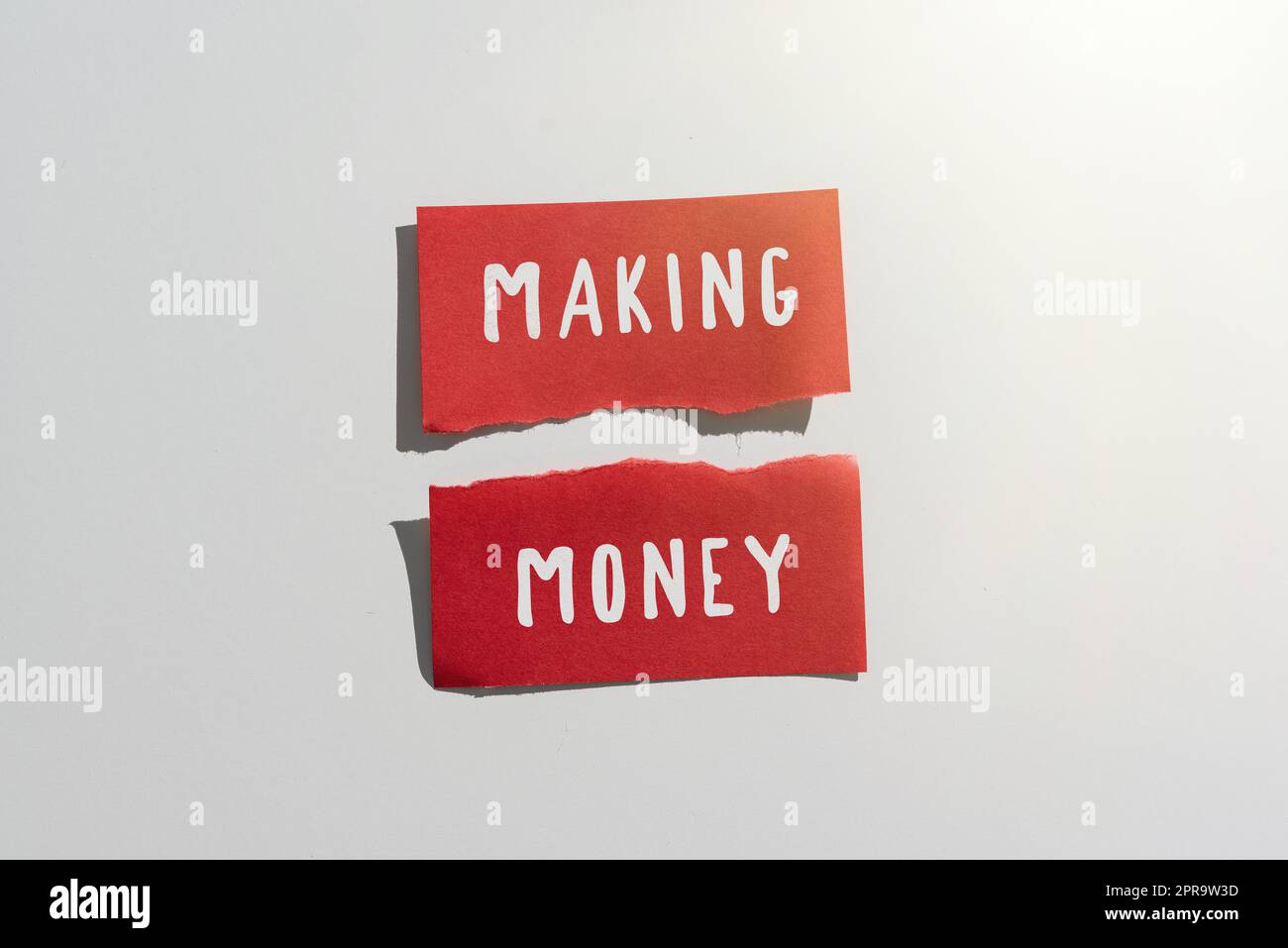 Inspiration mit Schildern, die Geld verdienen. Business-Showcase mit Gewinnchancen finanzielle Unterstützung mit gerippten Haftnotizen und wichtigen Mitteilungen auf dem Schreibtisch. Stockfoto