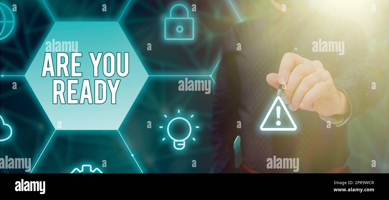 Konzeptionelle Beschriftung Are You Ready. Business-Showcase-Aufmerksamkeit Vorbereitung Dringlichkeit Spiel Start Beeilen Sie sich hellwach Geschäftsmann im Anzug hält Tablet und symbolisiert erfolgreiche Teamarbeit. Stockfoto