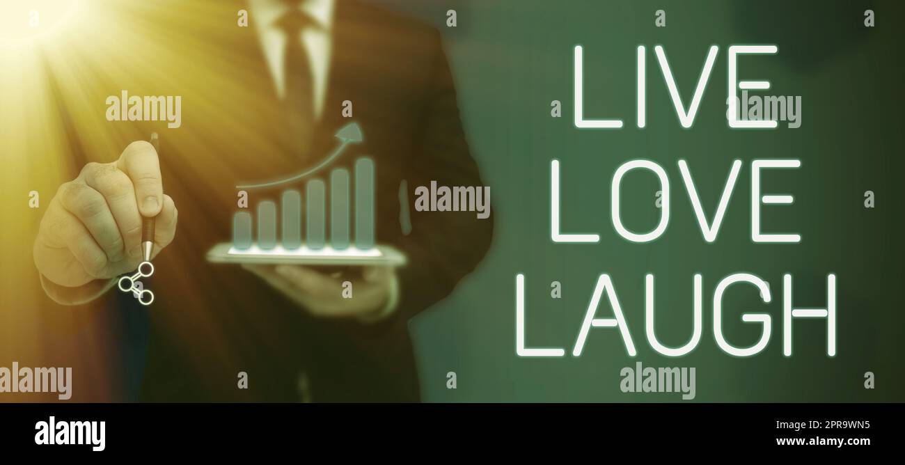 Textunterschrift mit Live Love Laugh. Wort geschrieben auf Be Inspiration positiv Genießen Sie Ihre Tage Lachen guter Humor Lady im Anzug hält einen Stift und symbolisiert erfolgreiche Teamarbeit. Stockfoto
