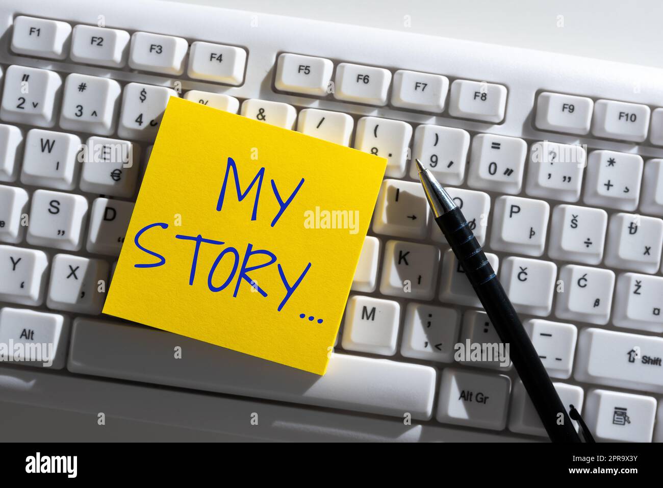 Textzeichen mit „My Story...“ Geschäftskonzept, das jemandem oder Lesern erzählt, wie Sie Ihr Leben gelebt haben wichtige Informationen, die auf „Note on Desk Over Keyboard“ (Schreibtisch über Tastatur) geschrieben sind. Stockfoto