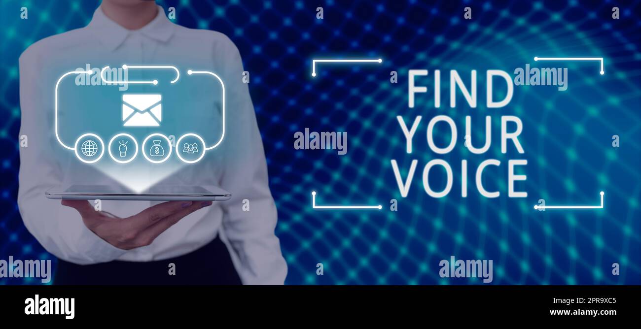 Konzeptionelle Beschriftung Find Your Voice (Finde deine Stimme). Geschäftsidee die Fähigkeit, sich als Schriftstellerin ausdrücken zu können, um eine Frau zu sprechen, die ein Tablet in der Hand hält, mit futuristischem Rahmen und grausamen Botschaften zu präsentieren. Stockfoto