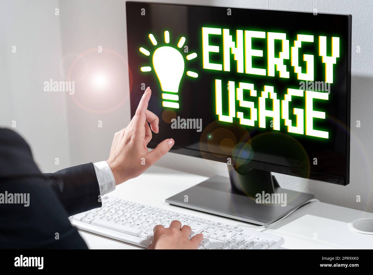 Textbeschriftung zur Darstellung des Energieverbrauchs. Internetkonzept Energiemenge, die in einem Prozess oder System verbraucht oder verbraucht wird Frau, die Updates auf dem Laptop eingibt und mit einem Finger auf neue Ideen zeigt. Stockfoto
