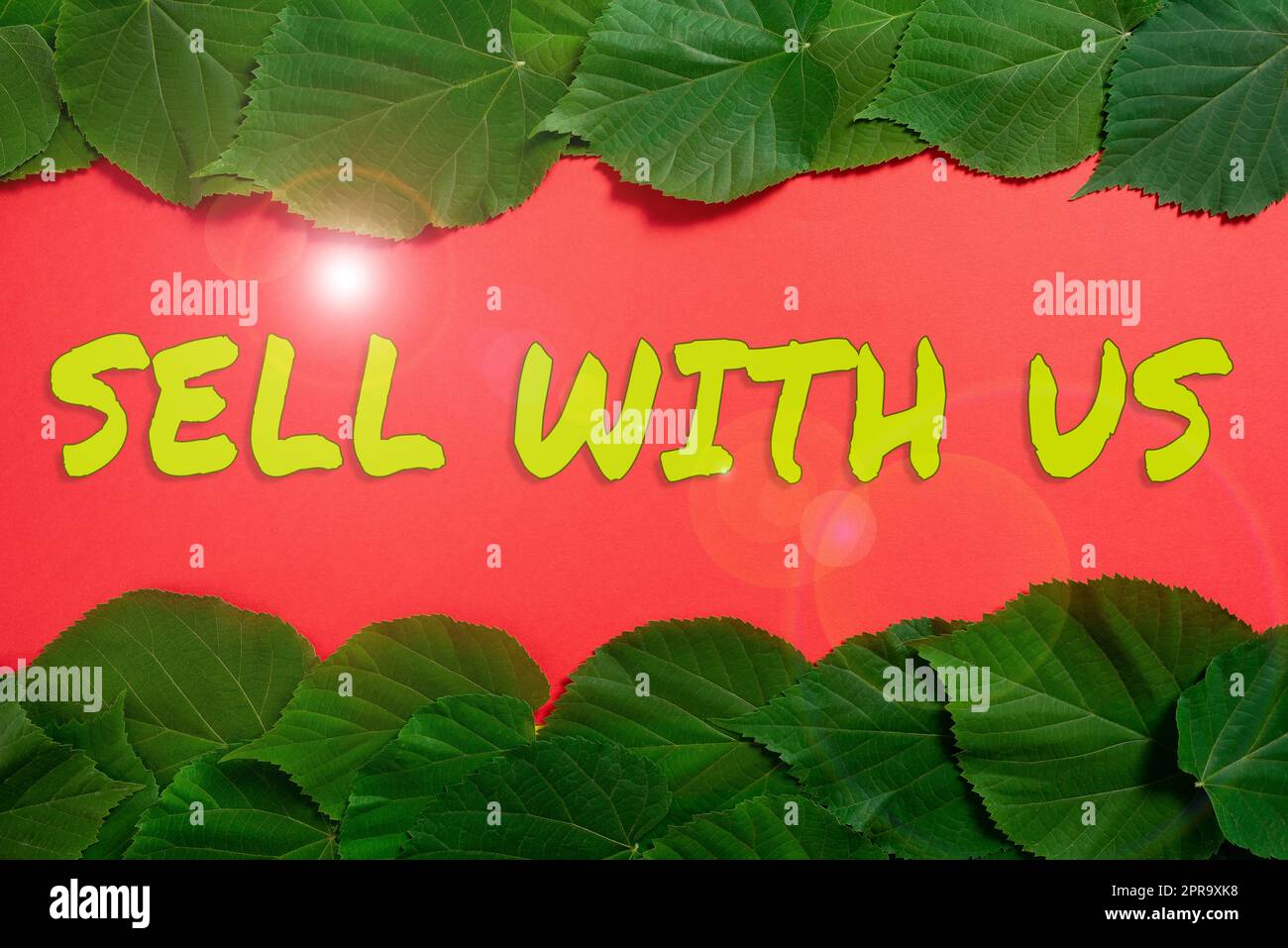 Schild mit der Aufschrift „Verkaufen bei uns“. Word wurde auf der Online-Verkaufsplattform geschrieben und sucht nach dem elektronischen Geschäftsverkehr des Verkäufers wichtige Informationen, die auf Papier unter vielen Blättern verfasst wurden. Stockfoto