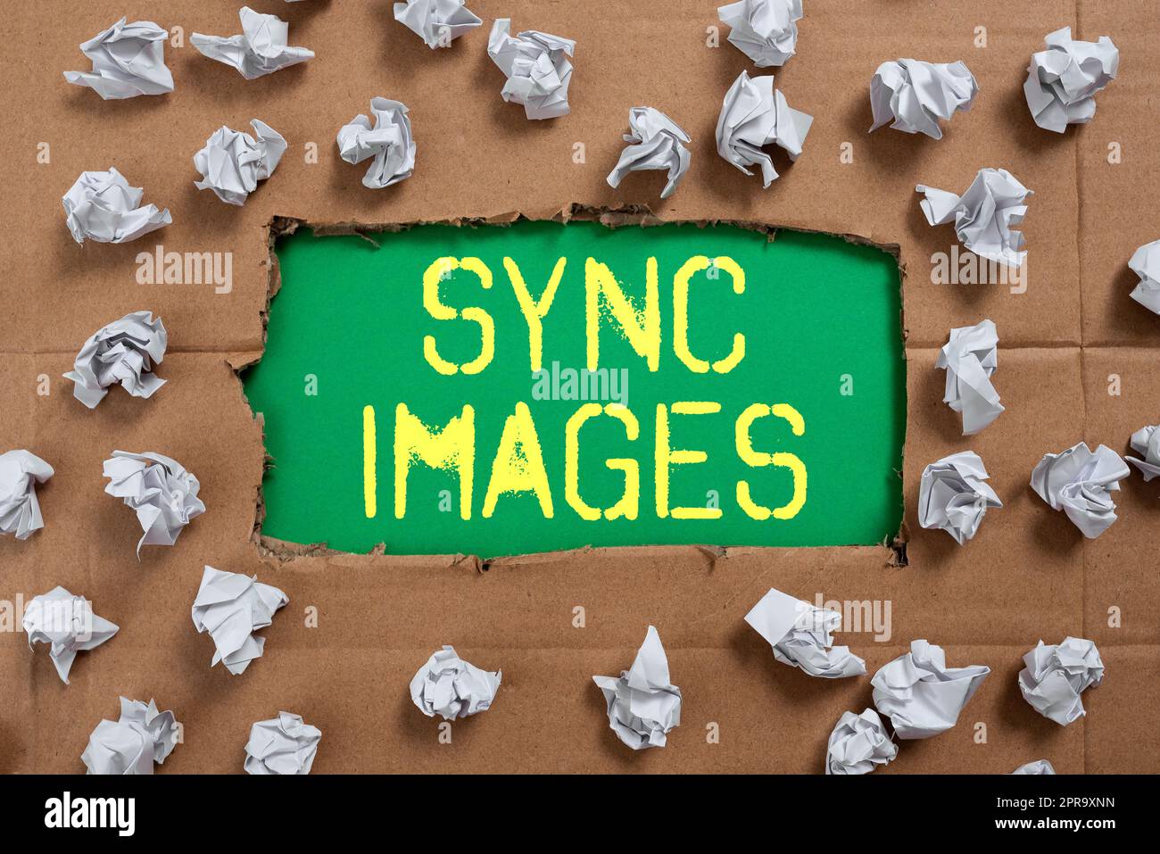 Textzeichen mit „Bilder synchronisieren“. Konzept, das bedeutet, dass Fotos auf allen Geräten überall zugänglich sind wichtige Ideen, die unter zerrissener Pappe mit Papierumschlägen geschrieben sind. Stockfoto