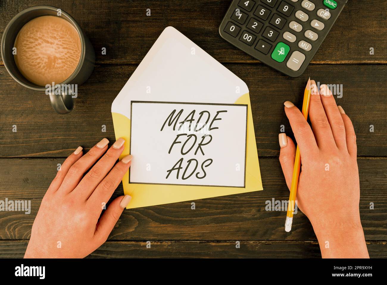 Handgeschriebener Text für Anzeigen. Internetkonzept Marketingstrategien entwerfen für eine Kampagne Werbe Frau mit leerem Brief, Kaffee und Schreibwaren über Holztisch. Stockfoto