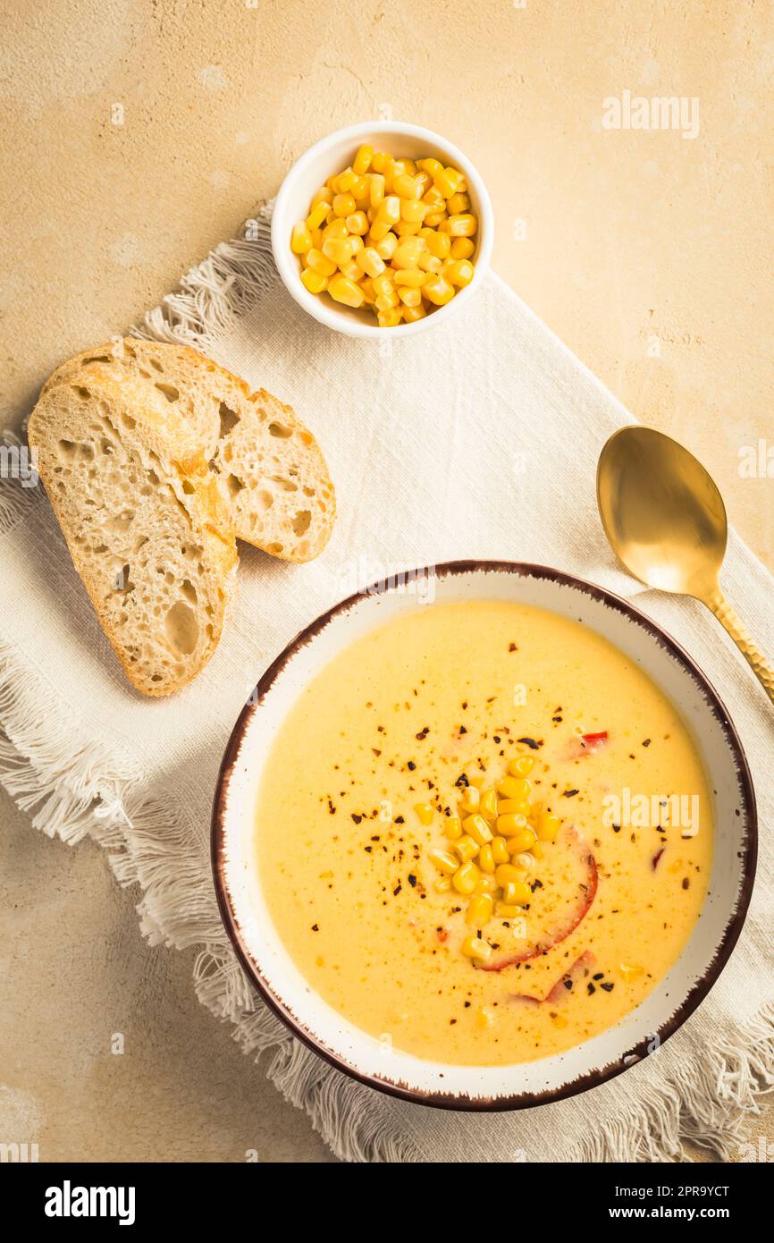 Köstliche cremige Chilikäse-Maissuppe mit Brot serviert Stockfoto