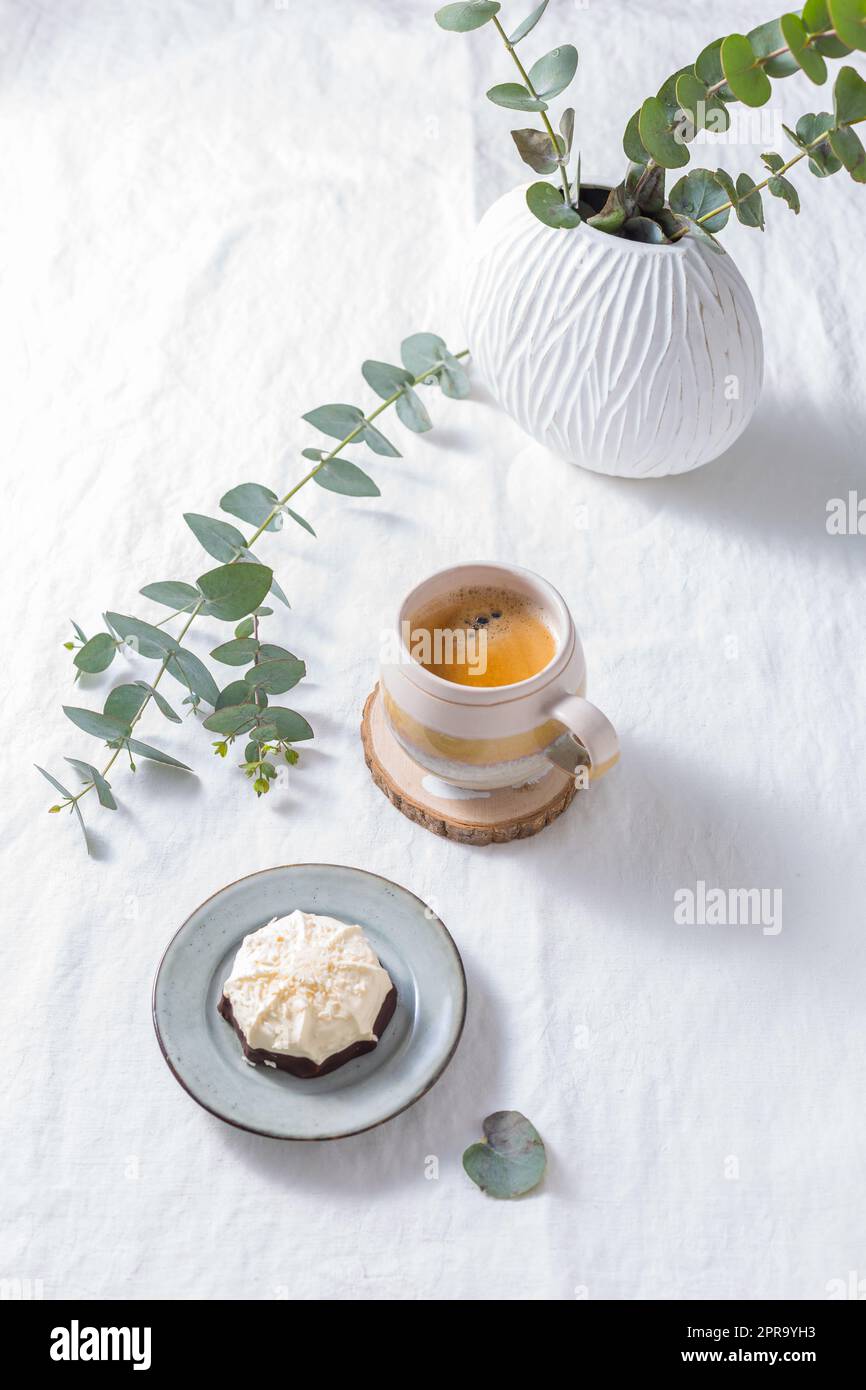 Kaffeepause - Tasse Kaffee mit süßem Kuchen oder Keksen Stockfoto