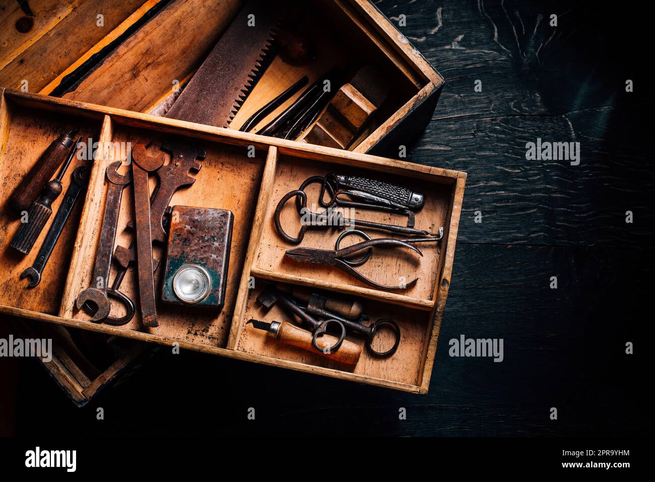 Sammlung alter Zimmereiwerkzeuge in alter Holztruhe: Holzbearbeitung, Handwerkskunst Stockfoto