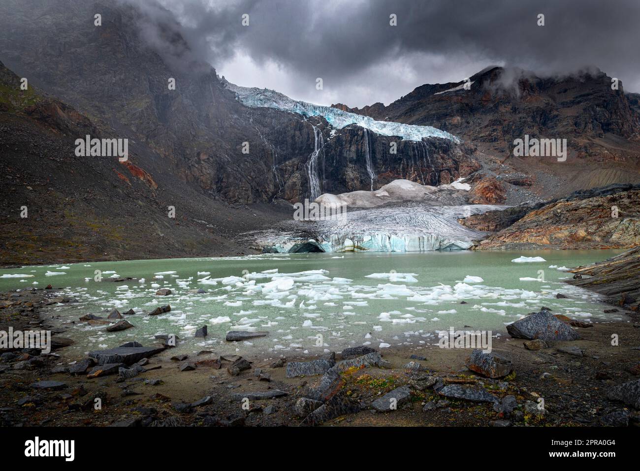Fellaria-Gletschersee an einem regnerischen Tag. Stockfoto