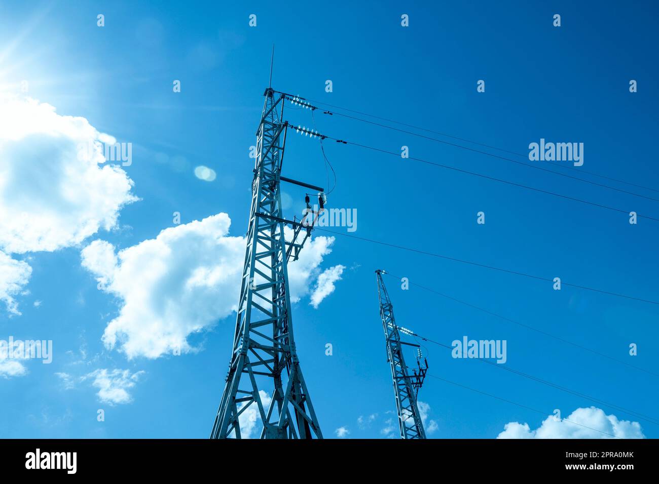 Hochspannungsturm mit Stromübertragungsleitungen Stockfoto