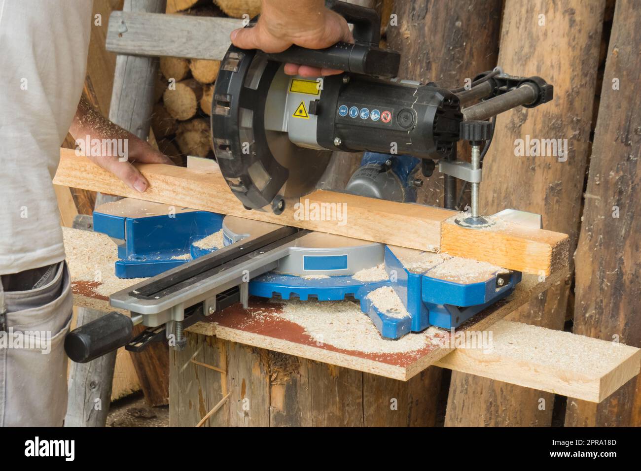 Holz mit einer Winkelsäge schneiden Stockfoto
