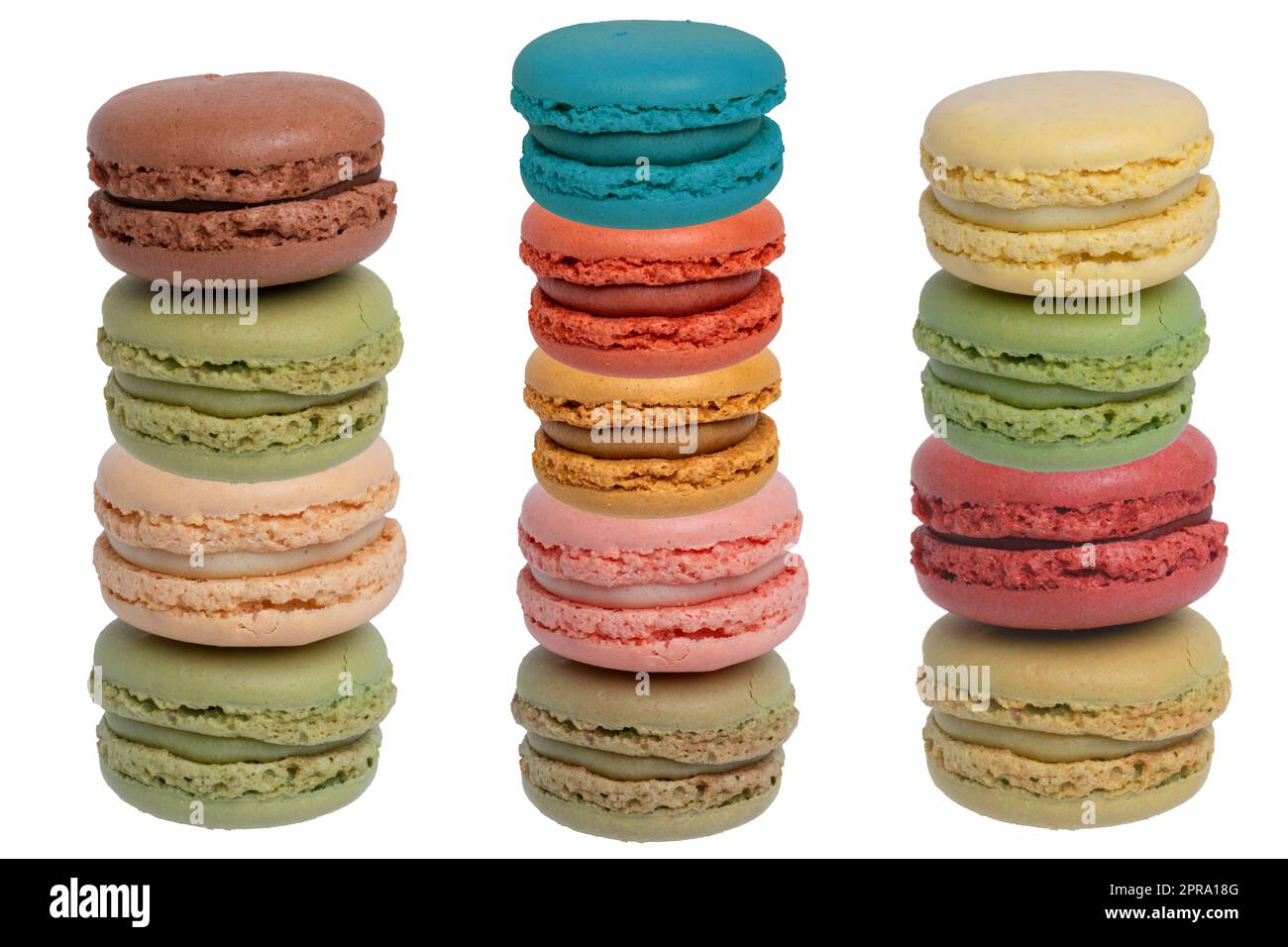 Gebäck, Desserts und Süßigkeiten. Collage-Set aus verschiedenen mehrfarbigen original französischen Makronen-Keksen, isoliert auf weißem Hintergrund. Wie z. B. grüne Pistazien, gelbe Zitronen, rote Erdbeeren, braune Schokolade oder rote Himbeermakronen. Stockfoto