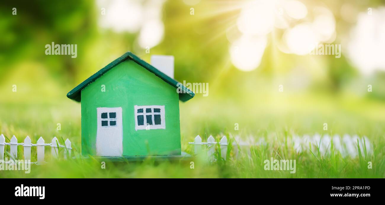 Green House Modell mit Zaun auf dem grünen Gras stehen Stockfoto