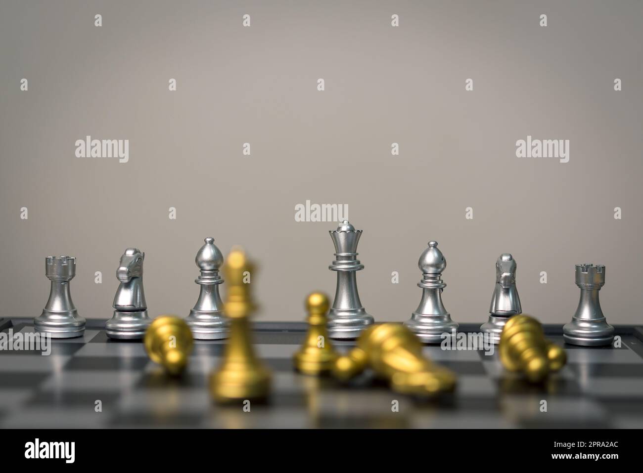 Schachspiel steht auf Schachbrett.Geschäftsstrategie Teamwork Erfolg Anlagekonzept. Stockfoto