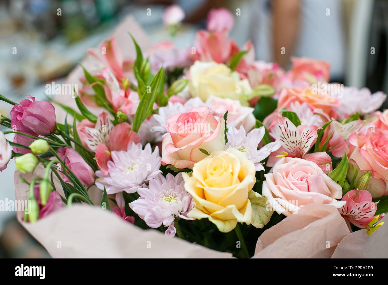 Nahaufnahme eines festlichen Blumenstraußes in Pink. Stockfoto