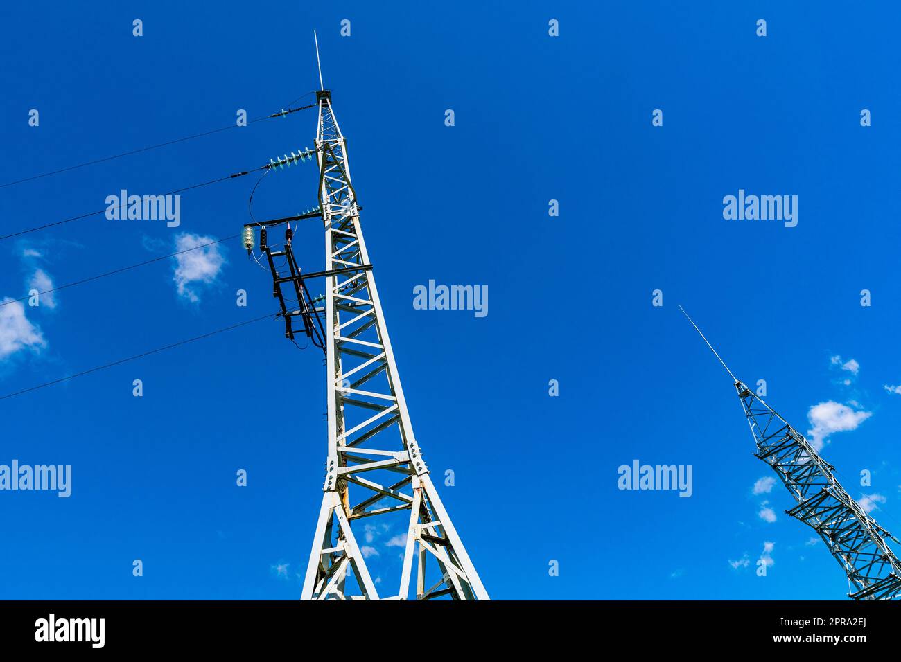 Hochspannungstürme mit Stromübertragungsleitungen vor dem Hintergrund des Himmels Stockfoto