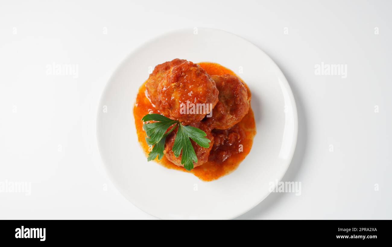 Fleischbällchen in süß-saurer Tomatensoße mit Gewürzen Stockfoto