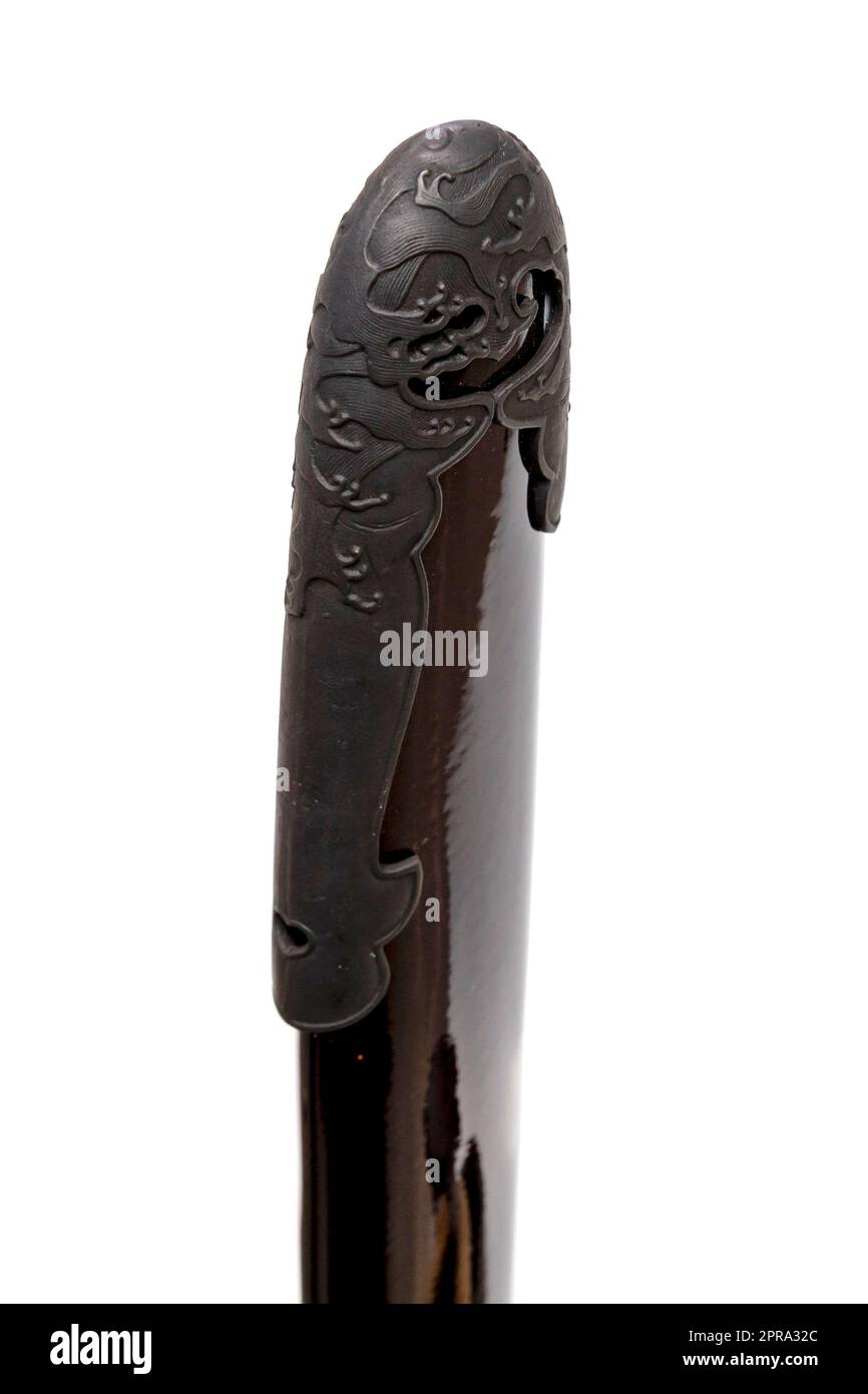 "Kojiri" ist das Ende der japanischen Schwertscheide oder die Schutzvorrichtung am Ende der Schwertscheide. Normalerweise durch Horn hergestellt, aber in diesem Bild ist es Metall. Isoliert mit weißem Hintergrund. Stockfoto