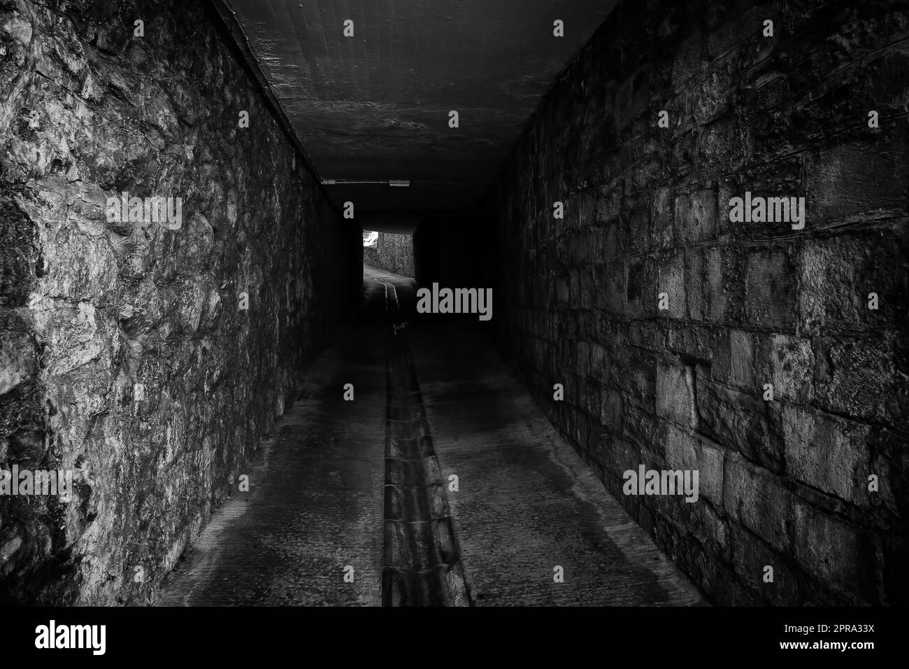 Gruseliger dunkler Tunnel Stockfoto