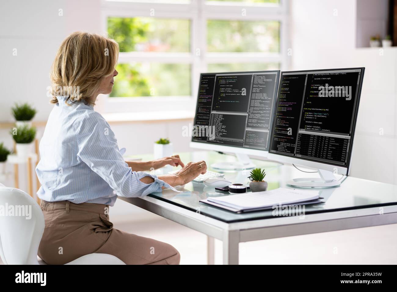 Programmierer Woman Coding Stockfoto