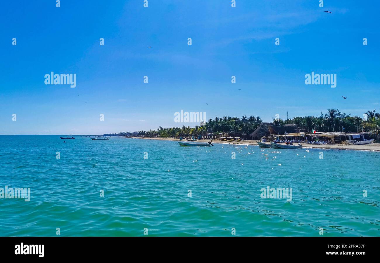 Wunderschöne Holbox Insel Strand Sandbank Panorama türkisfarbene Wassermenschen Mexiko. Stockfoto