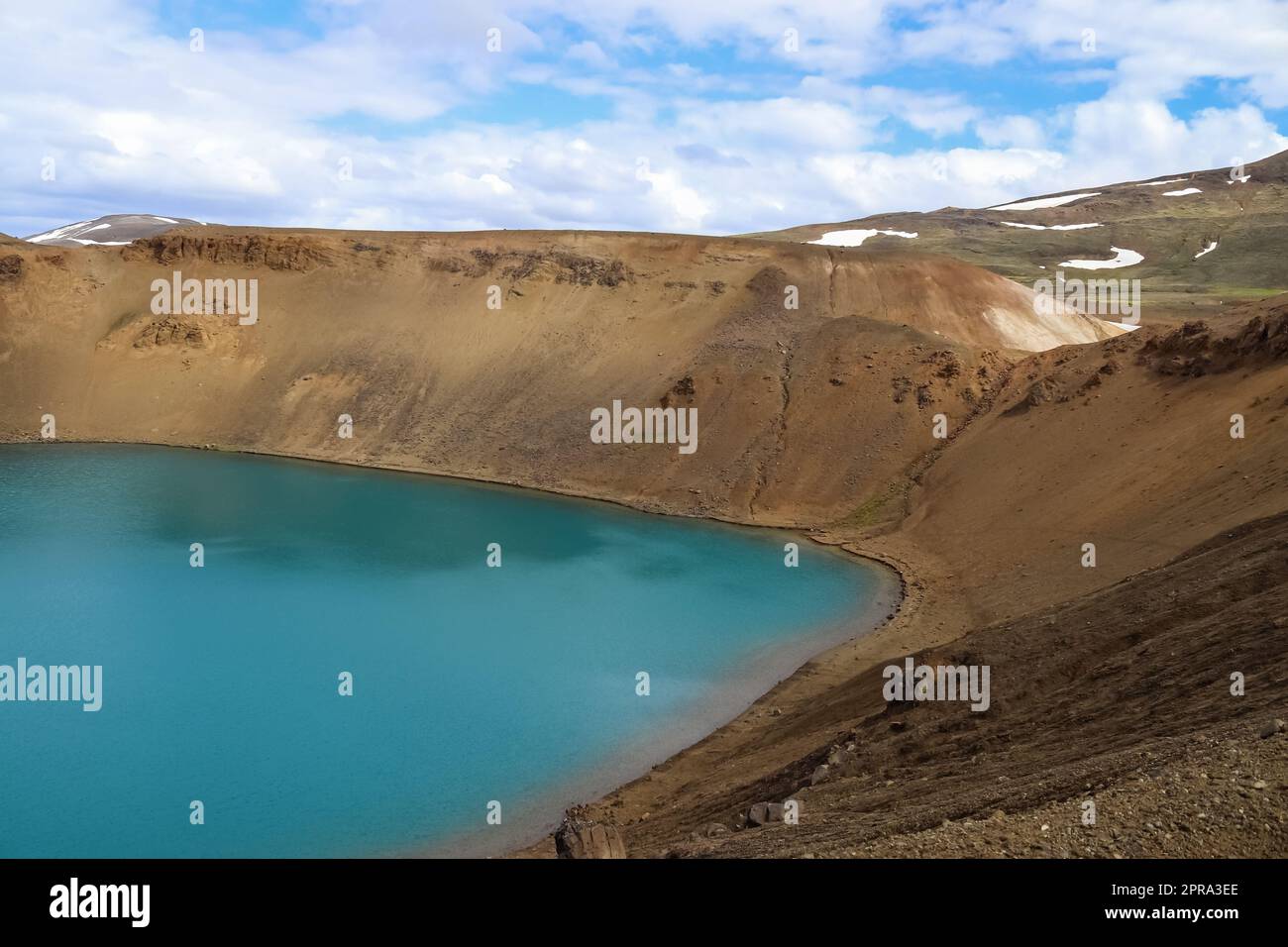 Der kristallklare tiefblaue See Krafla auf Island. Stockfoto