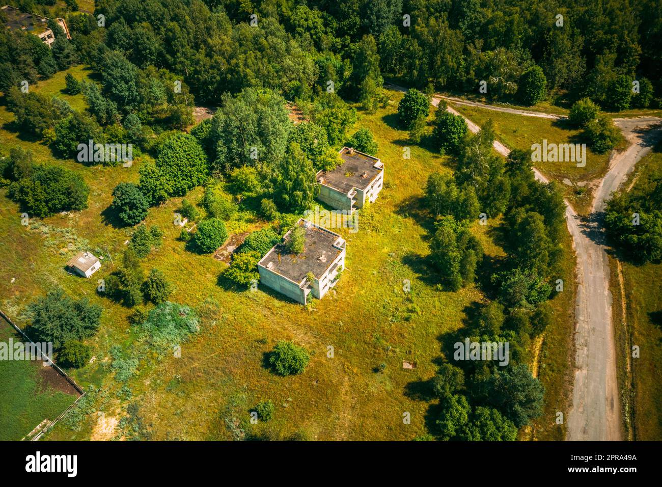 Weißrussland. Blick Aus Der Vogelperspektive Auf Verlassene Häuser In Der Tschernobyl Zone. Chornobyl-Katastrophen. Verfallenes Haus Im Belarussischen Dorf. Ganze Dörfer Müssen Beseitigt Werden. Umsiedlungszone Tschernobyl Stockfoto