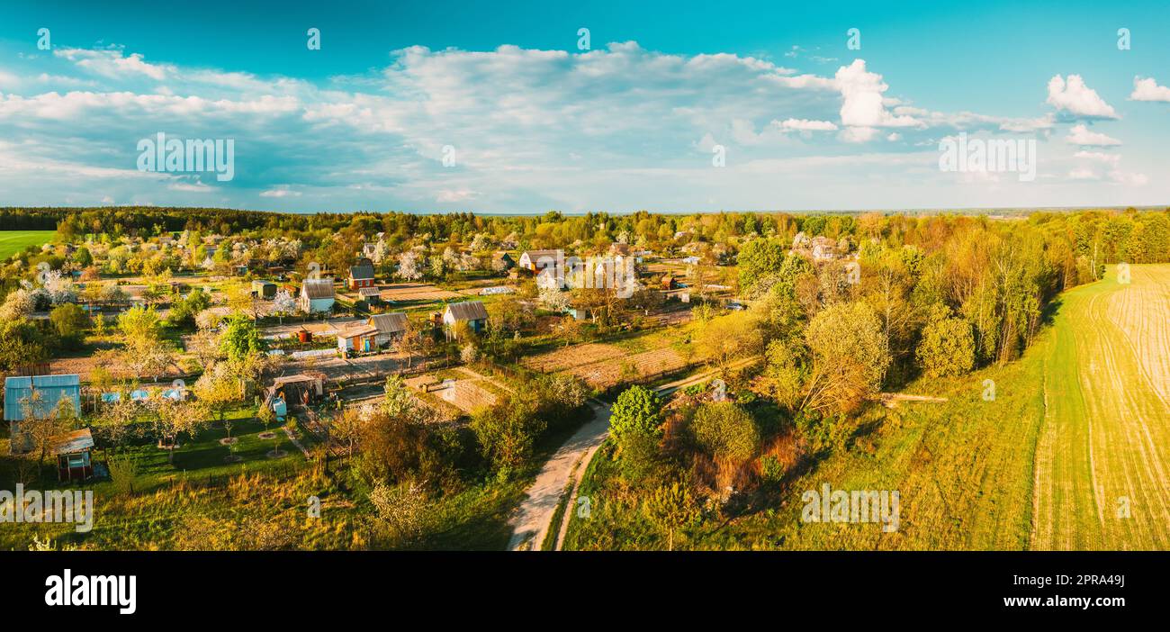 Landschaft Ländliche Landschaft Mit Kleinem Dorf, Gärten Und Grünfeld Im Frühling Sommertag. Erhöhte Ansicht. Panorama Stockfoto