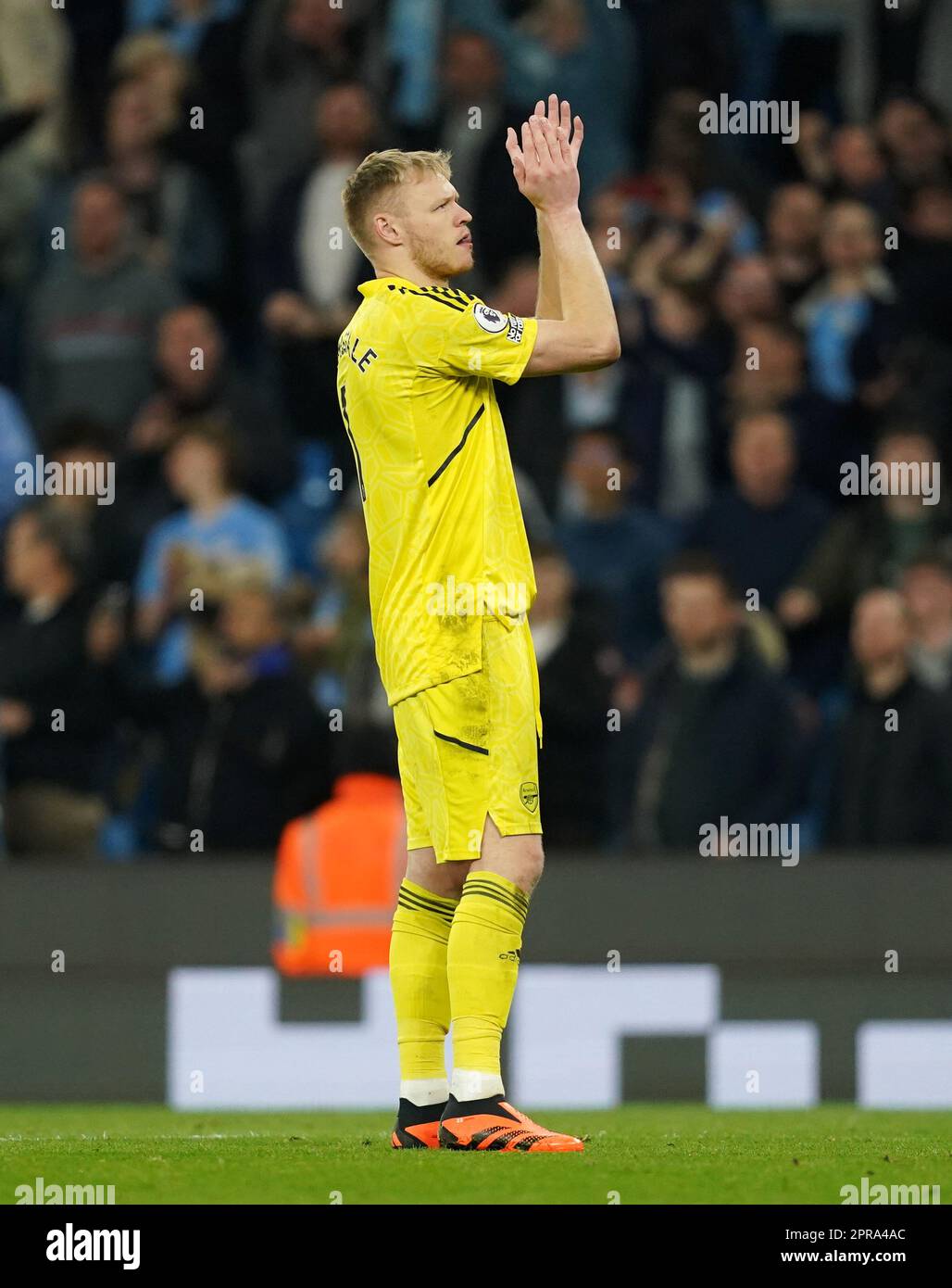 Arsenal-Torwart Aaron Ramsdale Applaudiert Den Fans Nach Dem Spiel Der