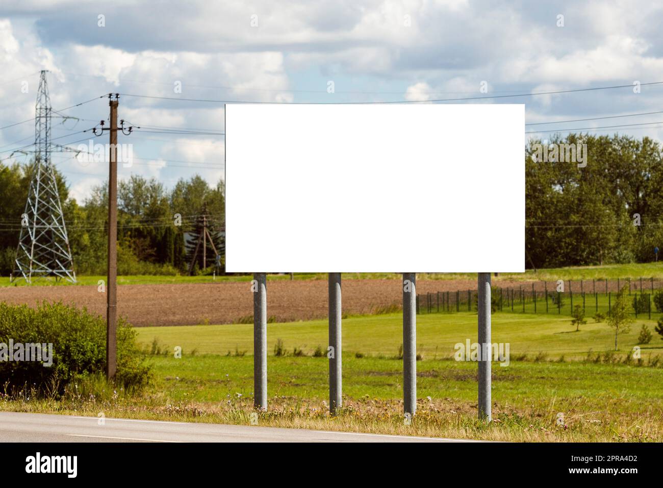 Leere weiße Plakatwände oder Straßenschilder auf der Autobahn Stockfoto