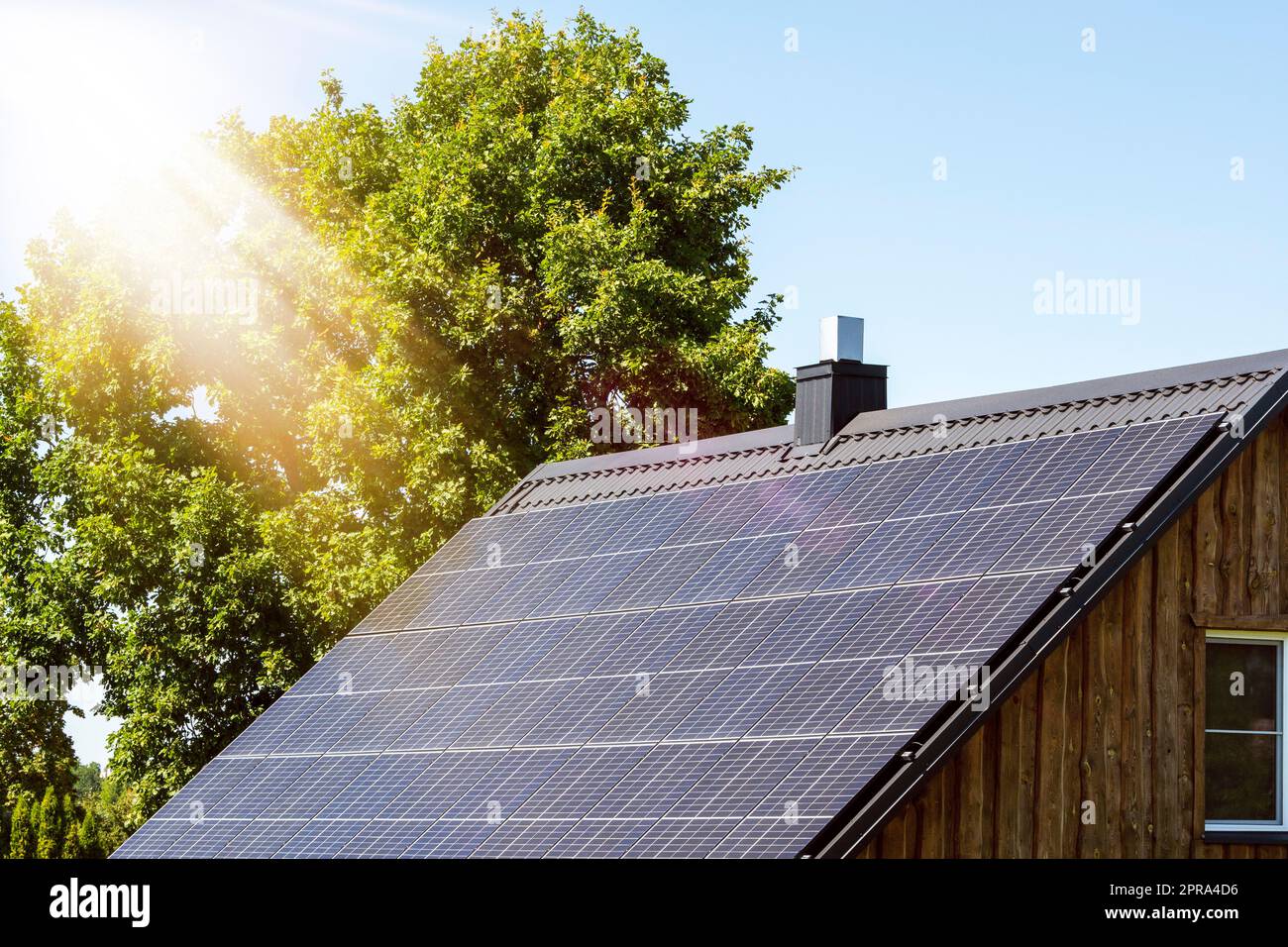 Photovoltaik auf dem Dach eines intelligenten Hauses für die Erzeugung alternativer Energie Stockfoto