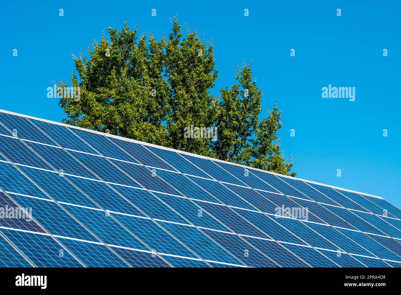 Modernes Solarsystem für Photovoltaik auf dem Hausdach Stockfoto