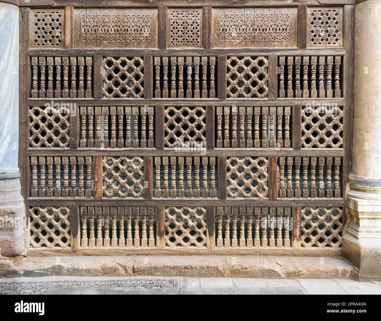 Vorderansicht der verblüffenden hölzernen Arabiskenmauer - Mashrabiya, Kairo, Ägypten Stockfoto