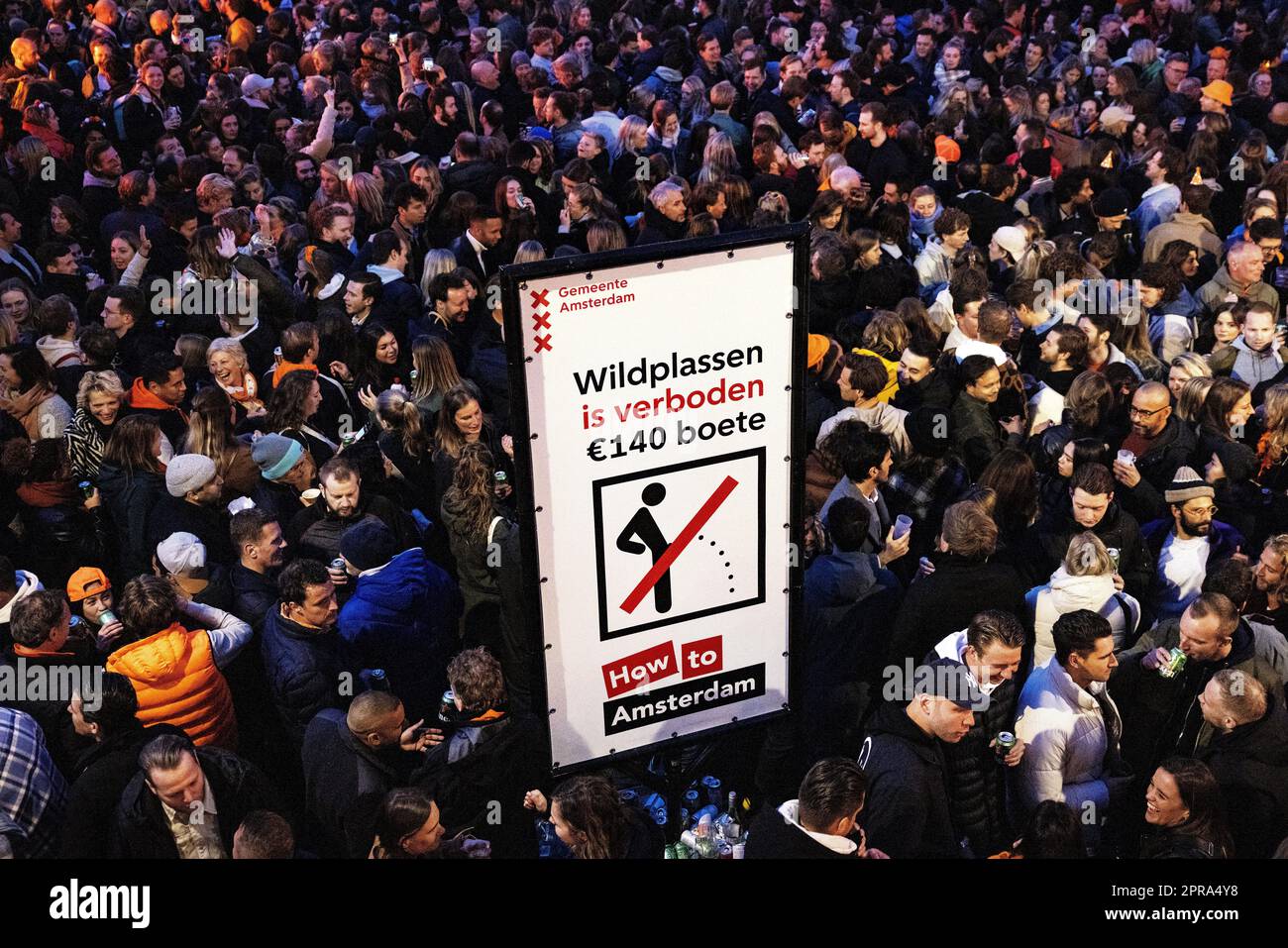 AMSTERDAM - 26/04/2023, Menschenmassen im Jordaan während der Königsnacht. Das Rote Kreuz ruft alle dazu auf, gut auf die Kälte in Königsnacht vorbereitet zu sein. ANP RAMON VAN FLYMEN niederlande raus - belgien raus Stockfoto