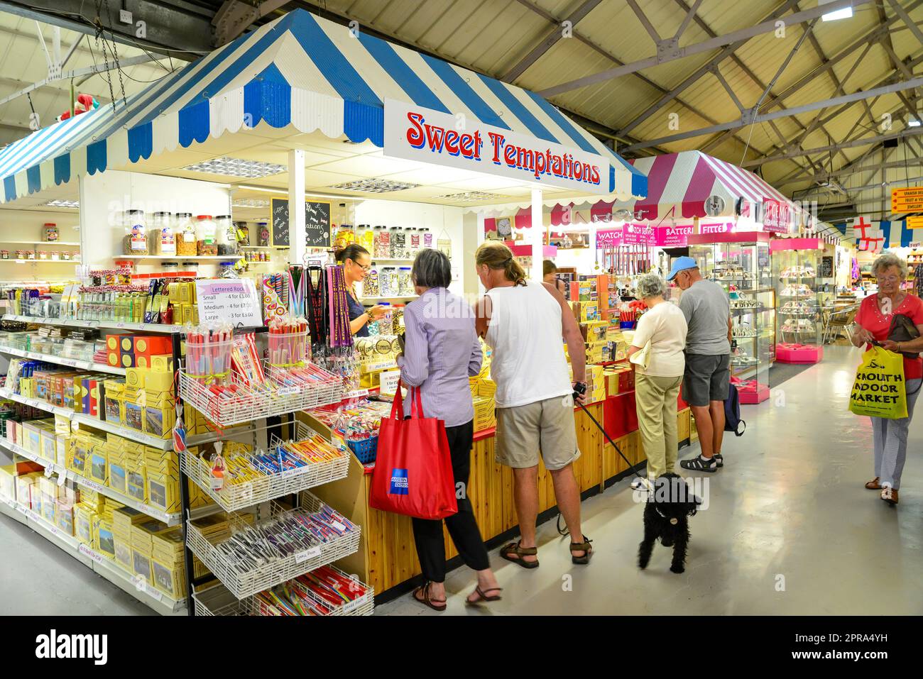 "Sweet Temptations" Süßwaren Stall in Exmouth Markthalle, The Strand, Exmouth, Devon, England, Vereinigtes Königreich Stockfoto