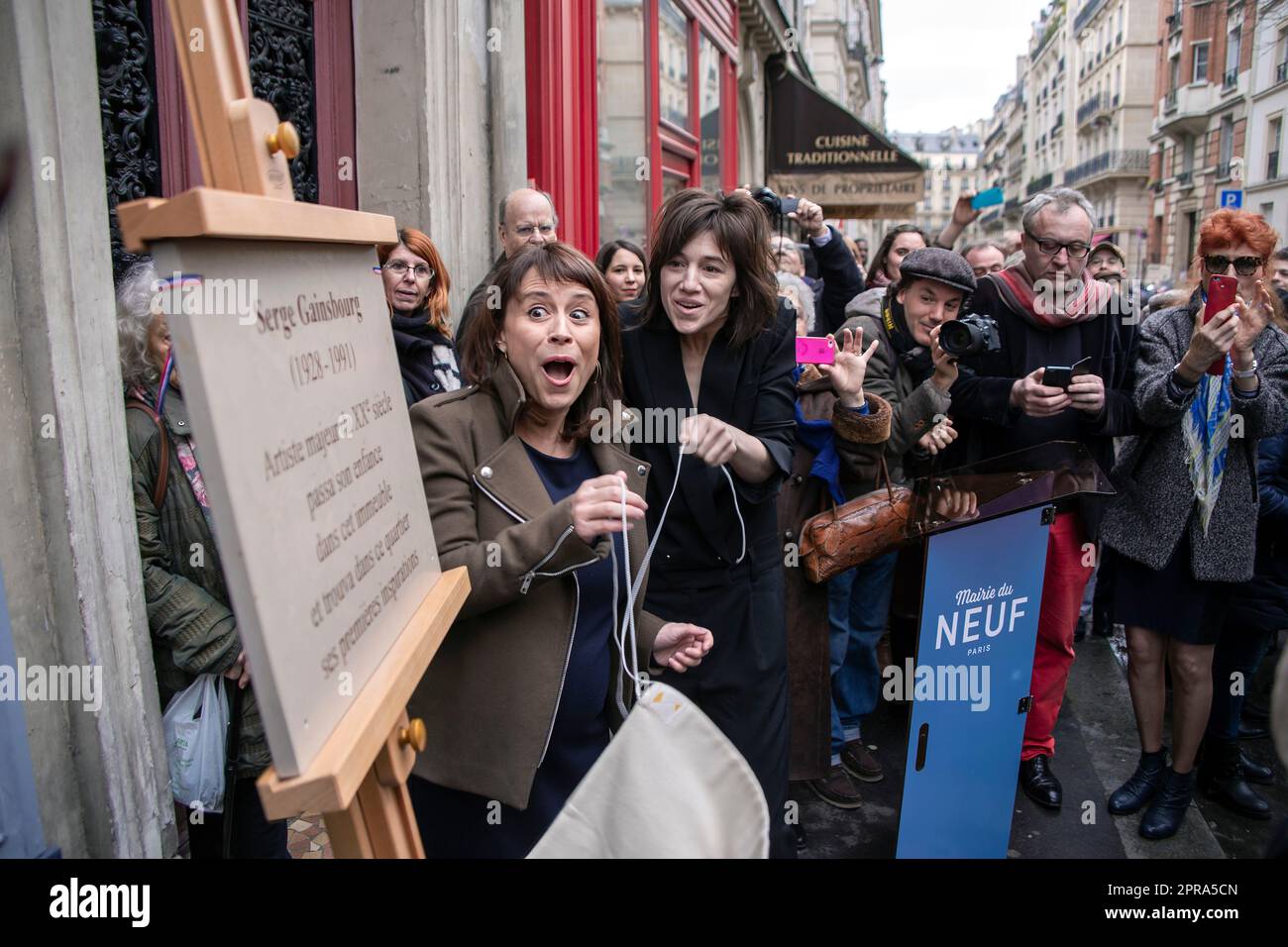 Paris, Frankreich. 10. märz 2016 Delphine Buruti und Charlotte Gainsbourg enthüllen eine Gedenkplakette zum Gedenken an Serge Gainsbourg in Paris, Frankreich. Stockfoto