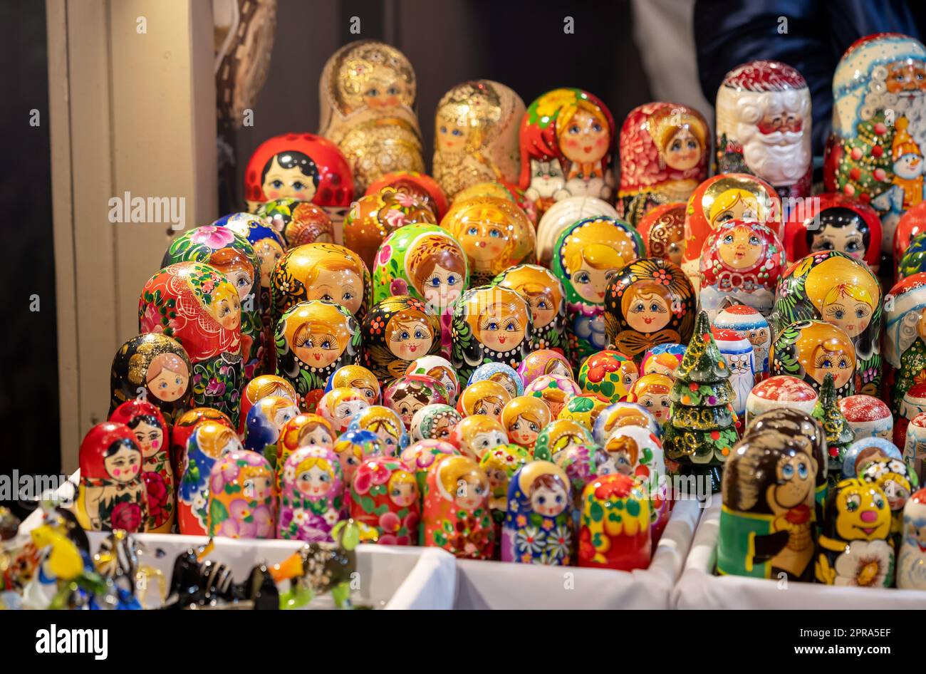 Viele verschiedene bunte, traditionelle Matryoschka-Puppen, die zum Verkauf stehen, eine Gruppe von Gegenständen, Nahaufnahme. Traditioneller festlicher Marktstand, Matrioschka-Nest Stockfoto