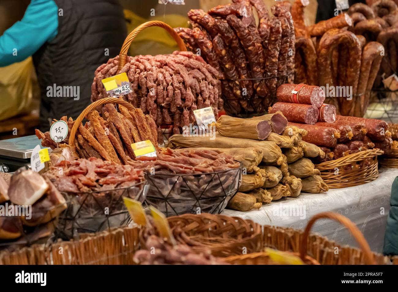 Viele verschiedene Arten von zubereitetem Fleisch zum Verkauf, Rindfleisch, Schweinefleischprodukte Sammlung, Festmarkt. Kauf und Verkauf von Fleischprodukten einfaches Konzept, sho Stockfoto