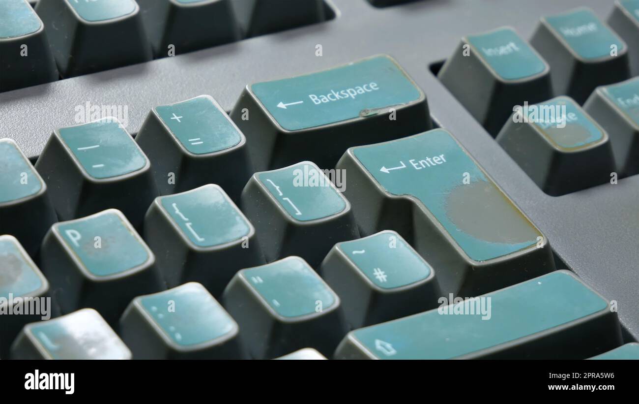 Altmodische mechanische Computer-Tastatur-Details im Retro-Stil, Nahaufnahme, niemand, Tastaturtasten aus der Nähe. Retro-Computing Einfache abstrakte Konz Stockfoto