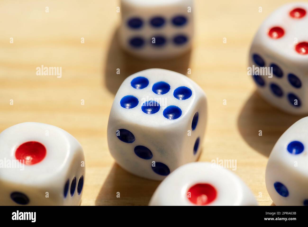 Ein paar einfache Spielwürfel, Mitte eins zeigt Nummer sechs. Die Chancen in den Bereichen Gaming, Brettspiele, Freizeit, Glücksspiel, Zufallszahlen zeichnen ein abstraktes Konzept Stockfoto