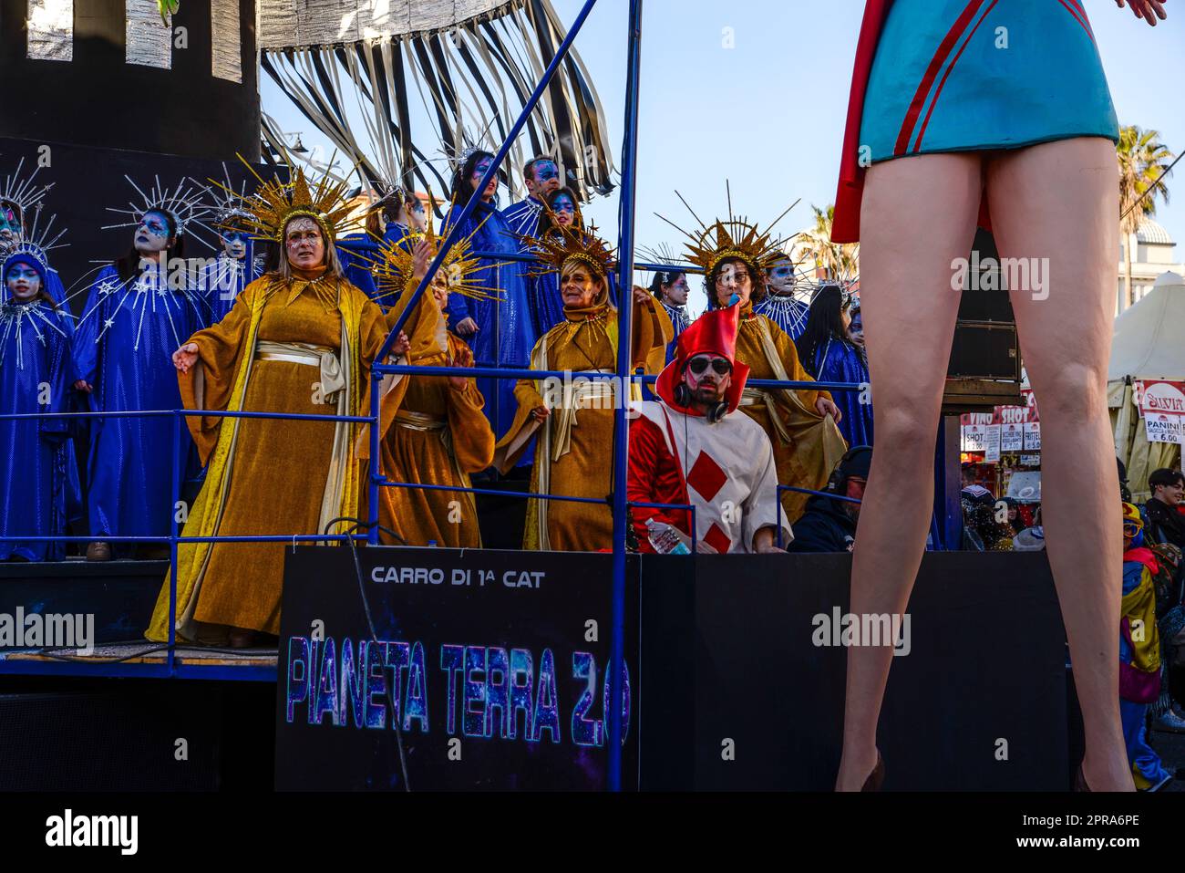 Ein Moment der Eröffnungszeremonie der Feierlichkeiten für die 150 Jahre des Karnevals von Viareggio am 4. Februar 2023 in Viareggio, Italien Stockfoto