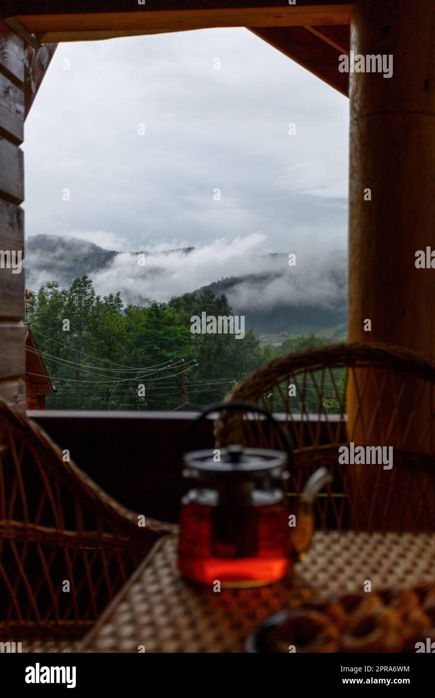 Neblige Berglandschaft mit Blick vom Balkon eines Resorts oder Hotelzimmers. Stockfoto