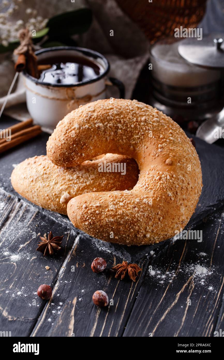 Nahaufnahme eines großen süßen Bagels auf einem dunklen rustikalen Holztisch. Stockfoto